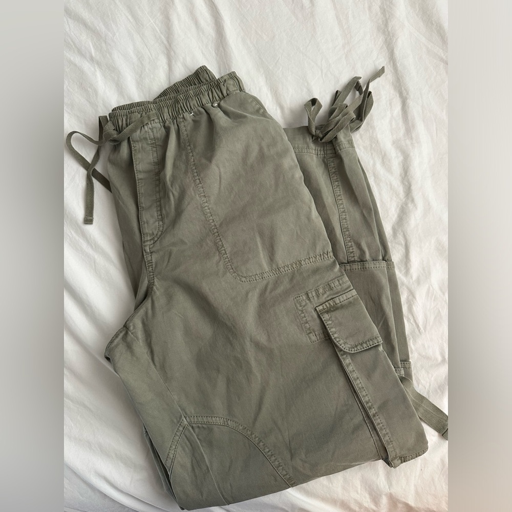 Abercrombie & Fitch High Rise Baggy Cargo Pant